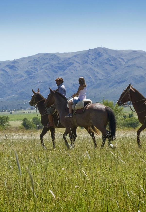 Cabalgá por sierras soñadas Cabalgá por sierras soñadas